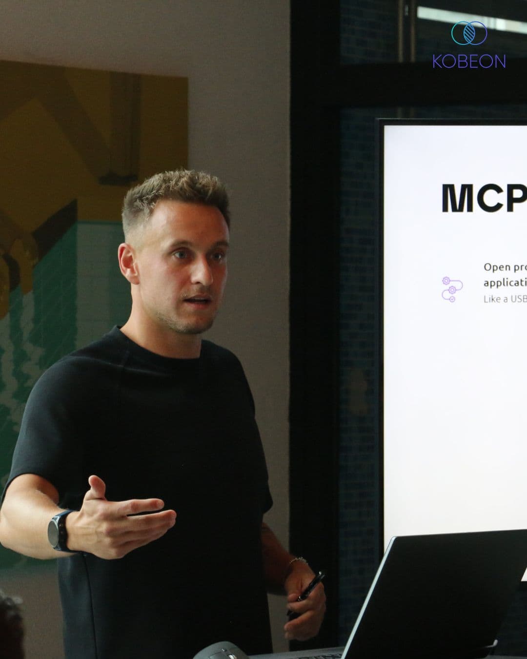 Kobeon-expert presenteert het topic (MCP) tijdens een Mendix-kennissessie.