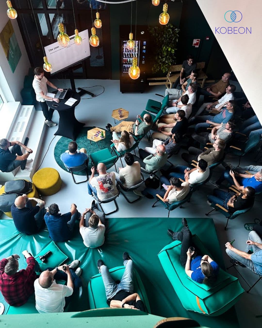 De zaal: deelnemers volgen de kennissessie bij Kobeon op kantoor.
